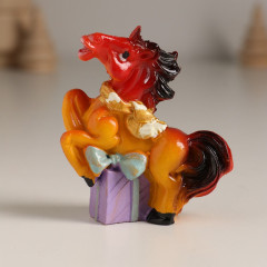 Фигурка полистоун «Лошадка в шарфике», 6×2.5×6.8 см, МИКС