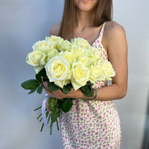Букет цветов 23 - Белая роза 15 шт